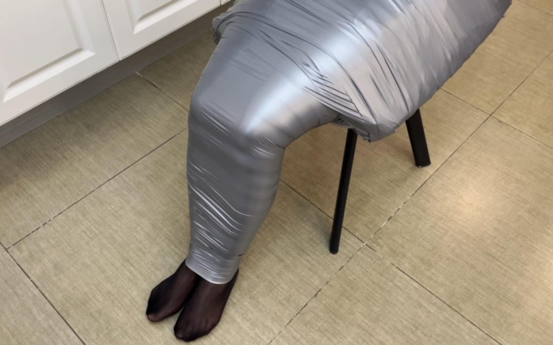 【小雨】【招模特】新模小雨，刚成年的女生，很喜欢捆绑与束缚，挣扎也很到位，那就老套路，胶带先来一波~-2