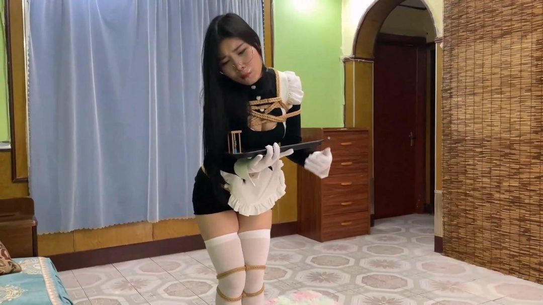 king定拍《女仆的调教日记01》黑长直眼镜妹 被强制调教成女仆 被捆绑肆意玩弄羞辱测试 性感白丝 紧身女仆装 勒肉的绝对领域~强制调教训练不要错过！-14