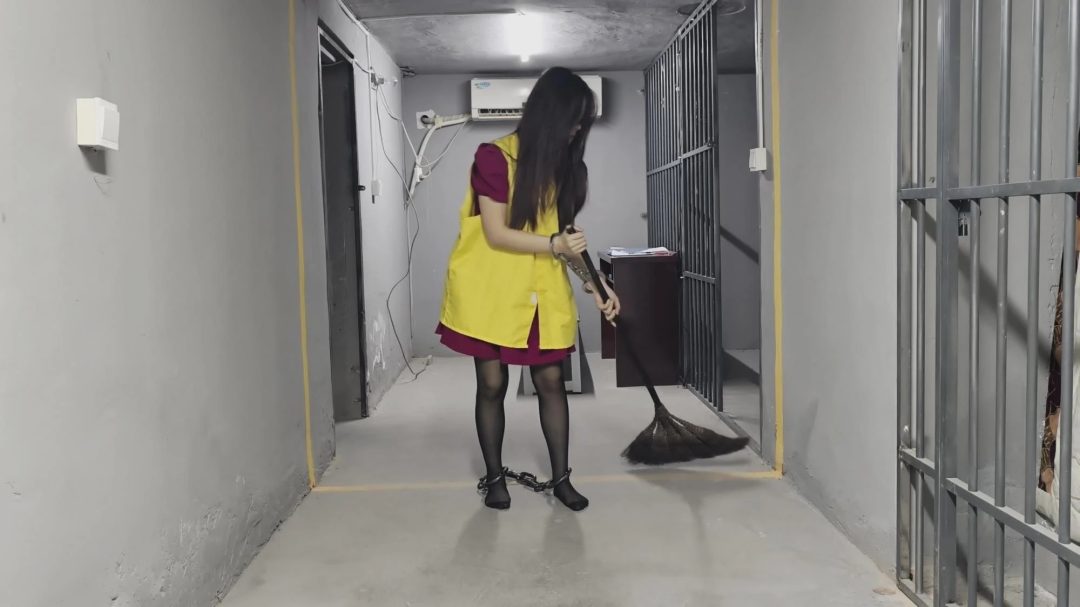 【鑫鑫工作室】张小姐因涉嫌 被逮捕，依法对她进行逮捕并搜查。张小姐声称自己没有犯罪，但 表示没有证据不会随意抓人。 张小姐坚称自己没有犯罪，是正常上班时被抓捕的,押回牢房，等待进一步的审判-5