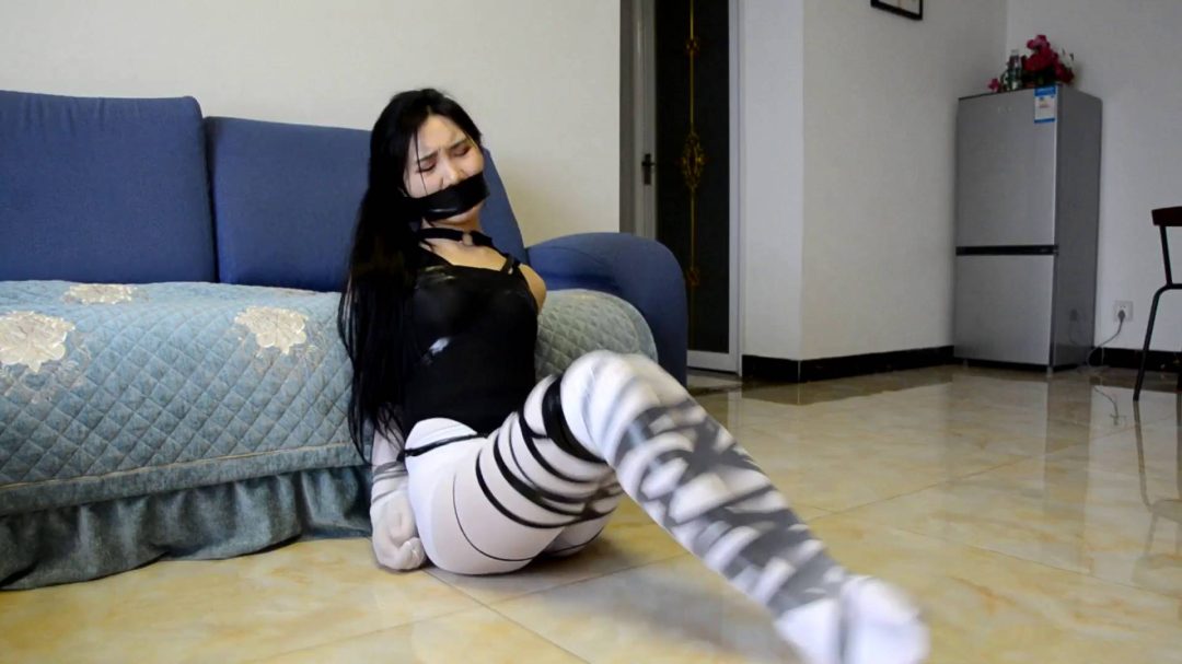 白丝裤袜和白丝长手套包裹 黑丝手套固定捆绑艰难蠕动前行-3