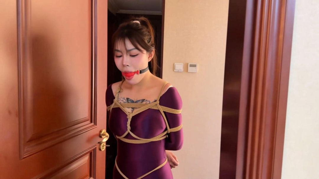 king定拍《超规模熟女安慈合集02 》只截取精彩片段 超诱惑模特安慈 猫眼紧身衣 女教师 双马尾水手服 应有尽有-2