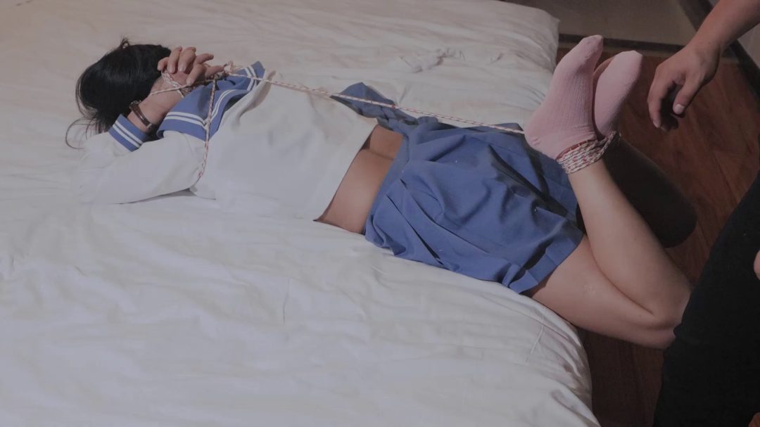 JK白丝妹子被丝袜堵嘴驷马强制tk挠痒-4