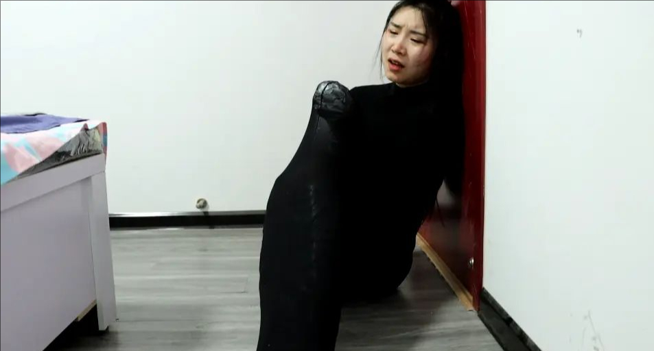 king定拍《作茧自缚 下》性感女神偷被胶带密集包裹 然后被黑丝丝袜套全包囚禁 美女用计想逃脱却直接让自己作茧自缚了-3