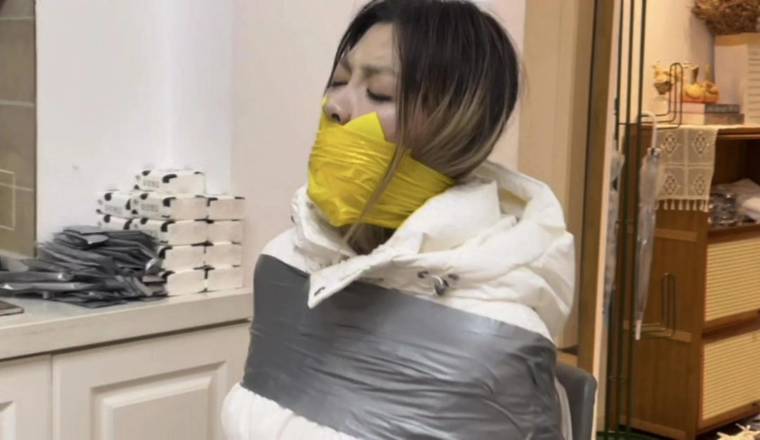 【小晗定拍】厚厚的羽绒服+严实地胶带捆绑，嘴巴也无法出声，只剩下苦苦地挣扎-10