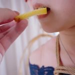 《落入面试陷阱的妹子4》少女在面试后被绑架，用柠檬塞嘴后疯狂分泌口水，而后被口塞狠狠塞入，吊缚下被强制，驷马捆绑后等待她的是无尽的绝望