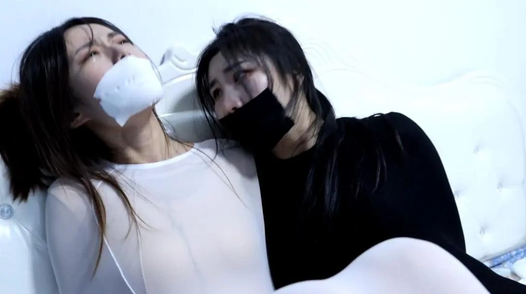 KING精彩双人定拍《丝袜爱好者的陷阱最终话——2个美女双层丝袜包裹》两个黑丝与白丝美女被加固包裹 双重包裹的丝袜美女肉茧-8