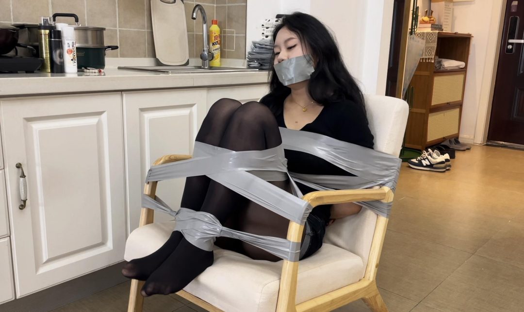 缚艺录 【小知】黑丝、胶带、椅子与多重封嘴-4