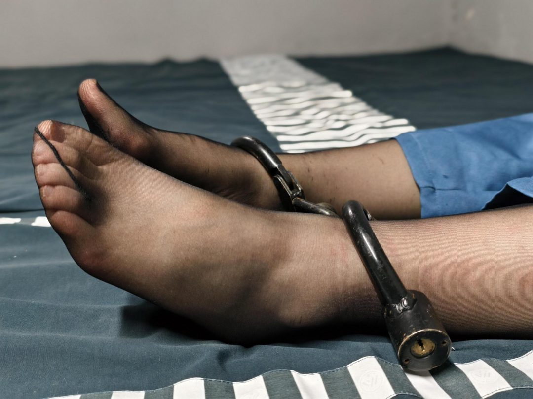 【鑫鑫工作室】林静如因职场的卫生打扫问题与同事发生口角，后因奶奶生病住院而逃狱，被李抓住并带回。在审讯中，解释自己因担心奶奶病情而逃跑，但被认为情节严重，需更换戒具并加重处罚。威胁她若再逃将面临更重刑-2