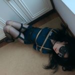 【丝米】《女侦探的游戏Ⅱ》上次侦探同事失踪以后，肉肉摸入嫌疑人家中，谁知中陷阱被迷晕，藤条只是开胃菜，单腿吊缚，男人并没有放过她，踩住枕头，让她欲仙欲死
