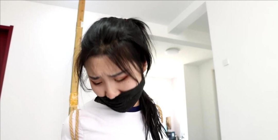 king剧情定拍！《日式白丝体操服美女的囚禁游戏03》踮脚股身吊缚 强迫像小狗一样拴住玩逃脱游戏-8
