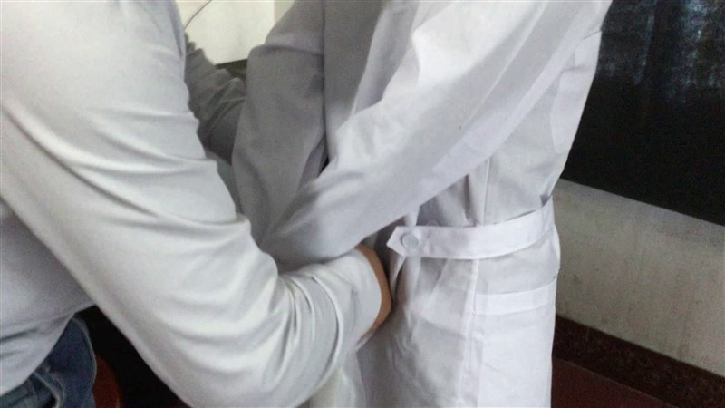 绑架护士-捆绑护士和捂口罩化妆强行带走-4