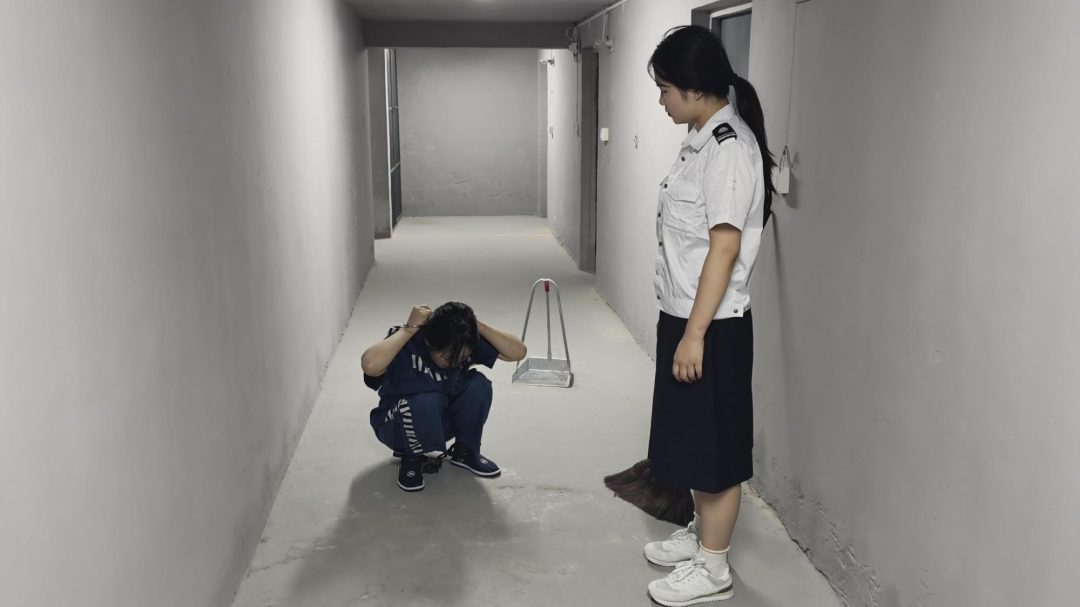 【鑫鑫工作室】林静如因职场的卫生打扫问题与同事发生口角，后因奶奶生病住院而逃狱，被李抓住并带回。在审讯中，解释自己因担心奶奶病情而逃跑，但被认为情节严重，需更换戒具并加重处罚。威胁她若再逃将面临更重刑-4