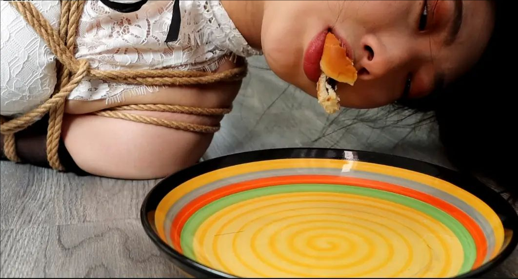 king影视剧级定拍《鱿鱼游戏sm版最终挑战 上》恐怖最终挑战 被自动捆绑的绳子紧缚无法挣脱 多重堵嘴要被囚禁半个月-8