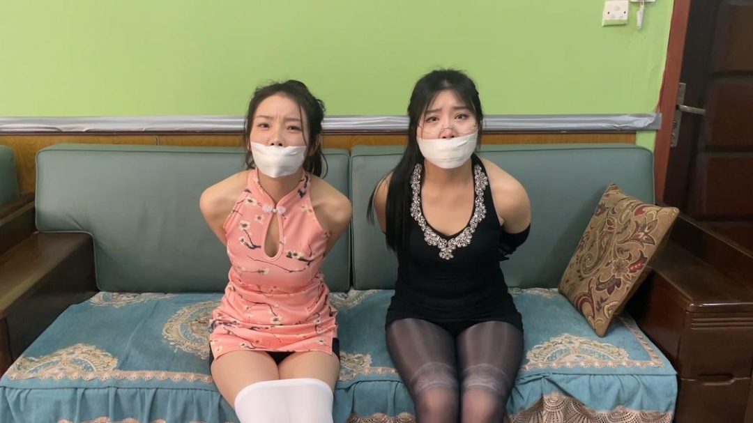 king定拍《自动拘束服装 上》美丽模特们试穿神秘品牌的服装 直播过程中服装突然变的停不下来 性感美丽的服装不停的融合包裹 将她们包裹成蠕动人棍-13