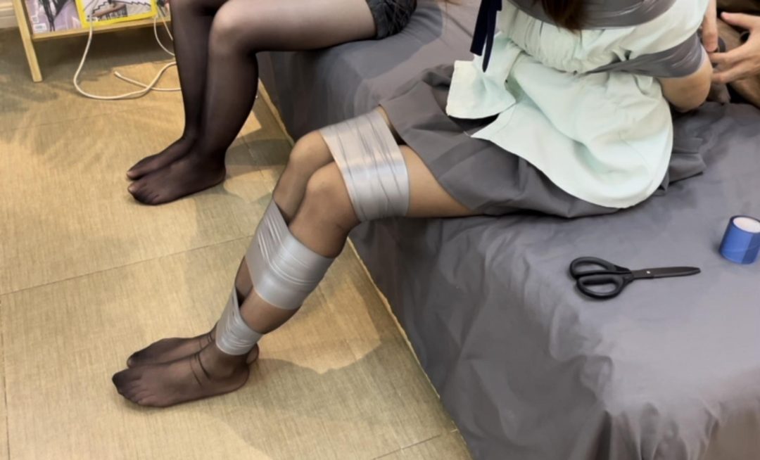 【小依】【小汪】【小杨】3个人的简单挣脱实验5，这一次，给妹子的黑丝，打了很多的小镜头，黑丝就是好看，喜欢~-3