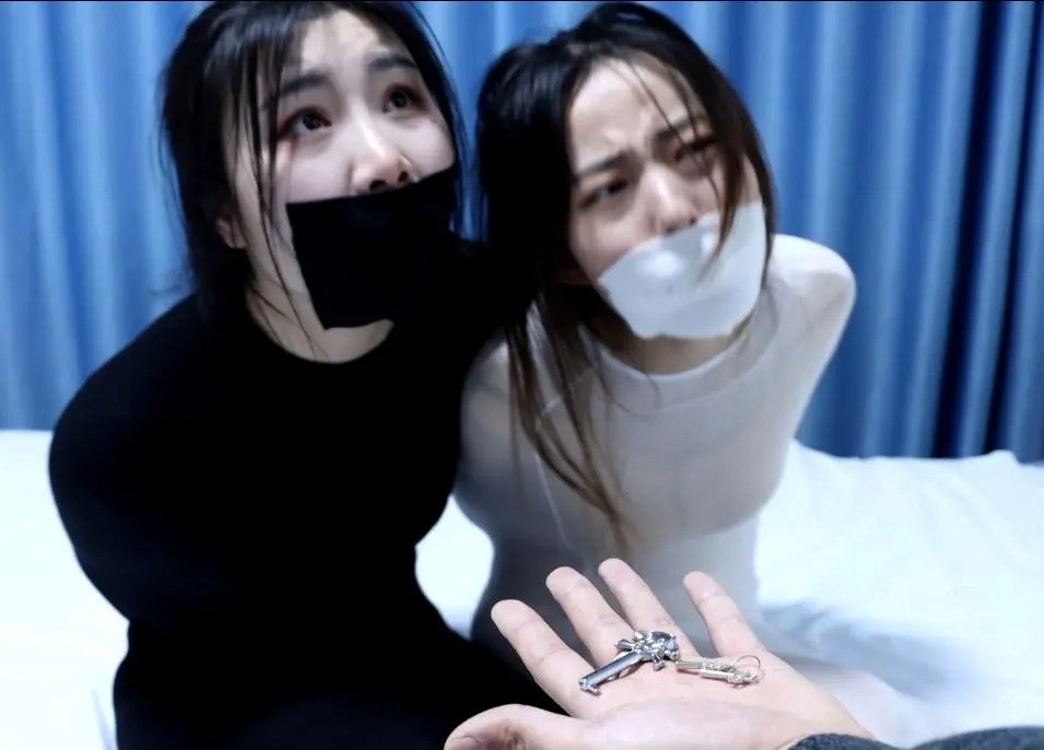 KING精彩双人定拍《丝袜爱好者的陷阱最终话——2个美女双层丝袜包裹》两个黑丝与白丝美女被加固包裹 双重包裹的丝袜美女肉茧-5