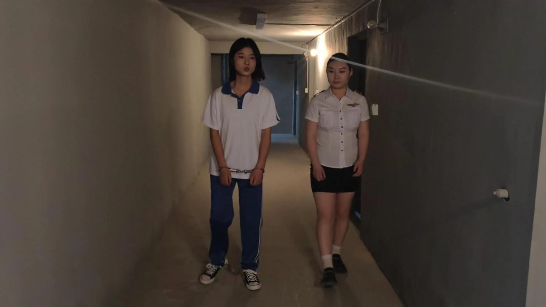 【鑫鑫工作室】反骨妹妹体验记-新模特小儒扮演不想上学的妹妹，来姐姐单位找姐姐玩，想体验监狱生活当女囚，兴奋的拿起手铐脚铐把自己铐起来，姐姐为了惩罚妹妹，套路她给她戴上最重的脚镣，各种重镣都给妹妹挨-4