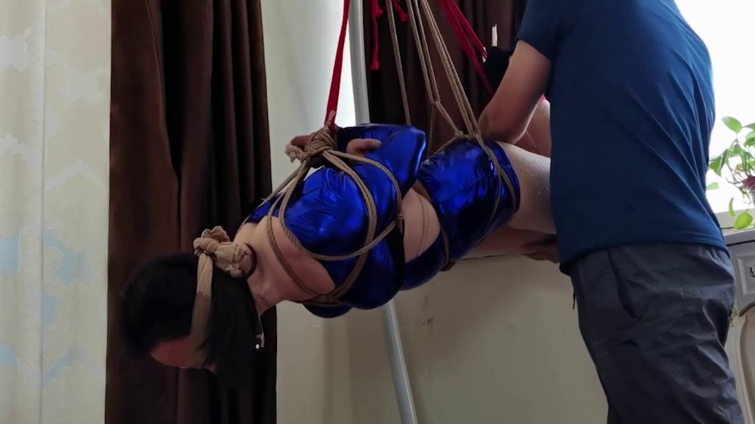 小母蓝色紧身衣，钻石丝袜！凌空吊起！-5