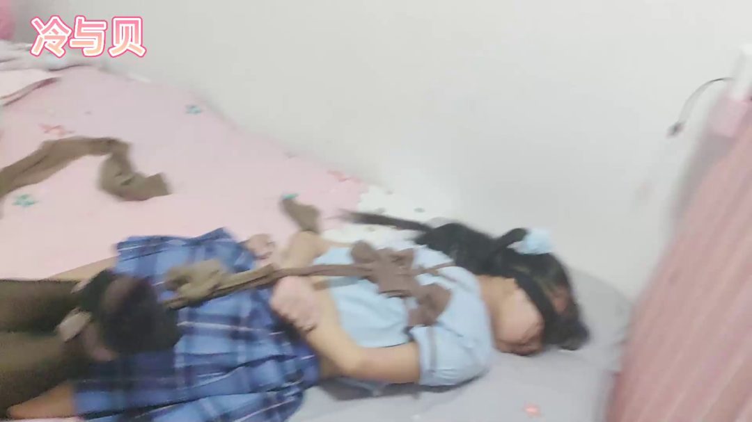 丝袜捆绑+棉被包裹+丝袜驷马放置-8