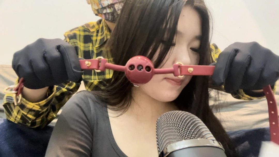 【小贝ASMR】小贝的口球+多层胶带助眠，口水封存了半小时-9