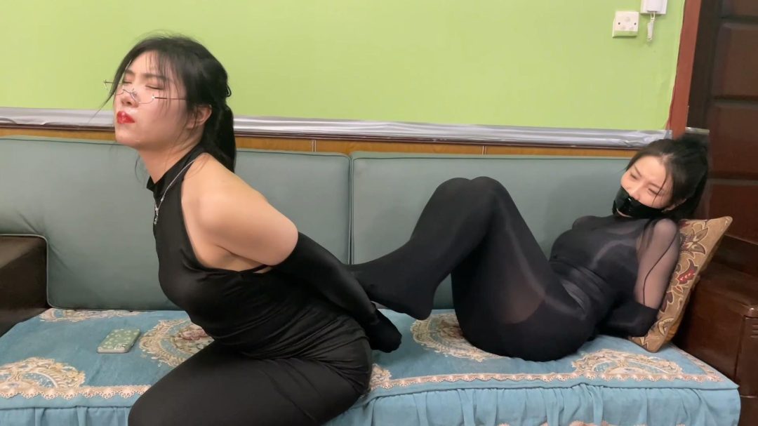 king定拍《紧缚晚礼服 止步拘束裙 上》完美还原漫画拘束 美女模特落入舞会陷阱 身上晚礼服变成拘束服 美女们被拘束成丝袜人茧 吴晗 刘洋知名模特-8