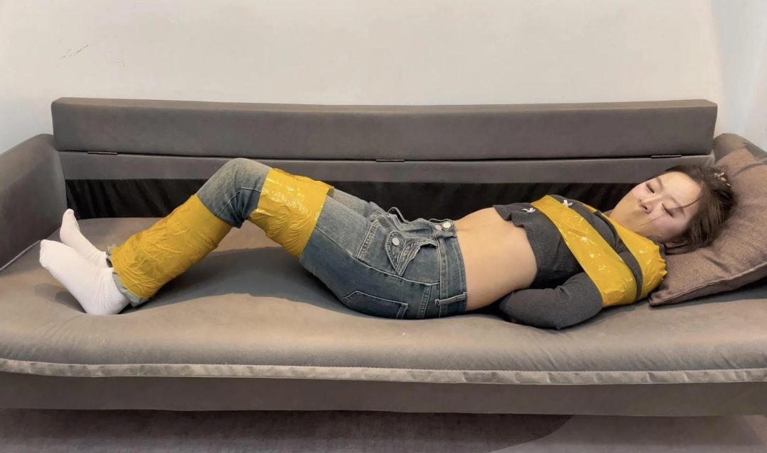 白袜与黄色胶带，严实地封嘴~-4