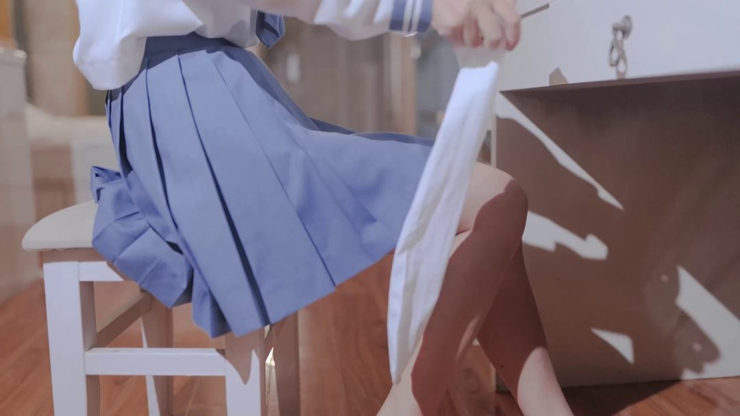 JK白丝妹子被丝袜堵嘴驷马强制tk挠痒-1