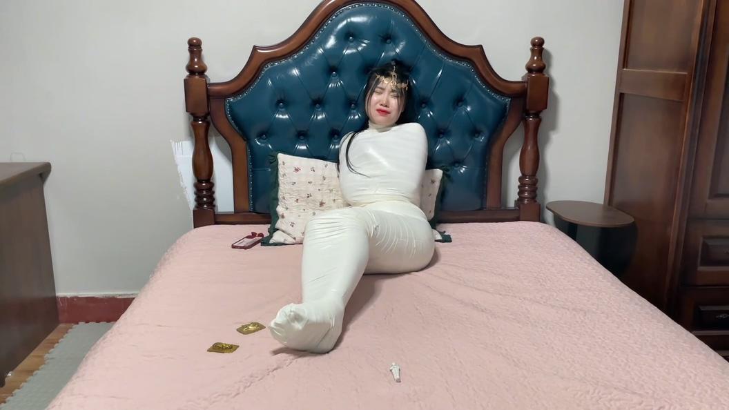 king定拍《美女直播的木乃伊诅咒 上》主播美女介绍埃及文物 但没想到文物是带诅咒的 身体被洁白的绷带包裹成埃及木乃伊~-12