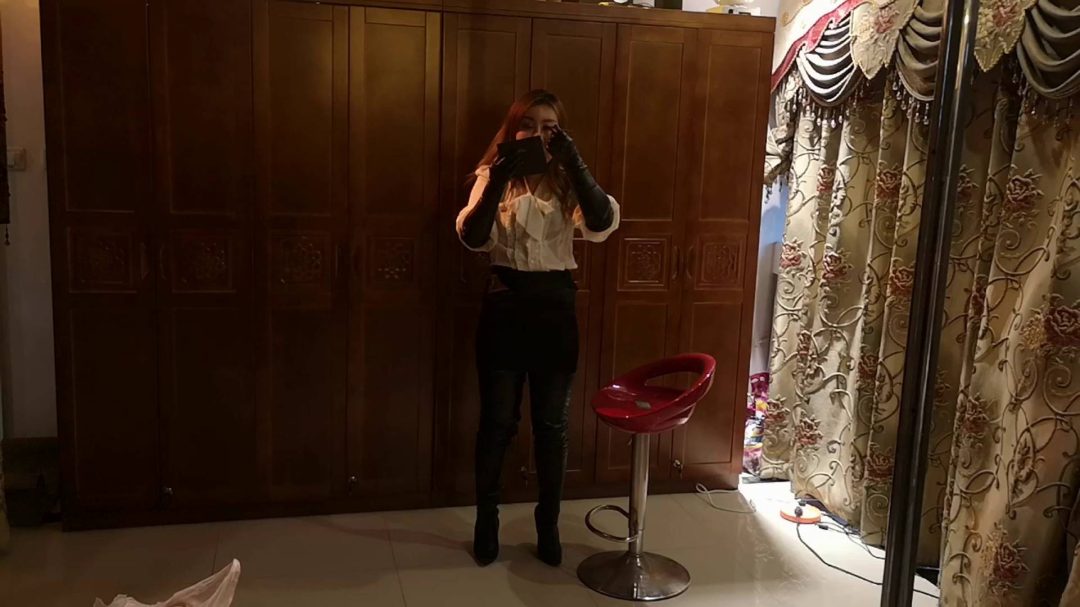 穿过膝长靴的美女经理因重罪被捕，接受过膝长靴、长手套、紧缚镣铐之刑-3