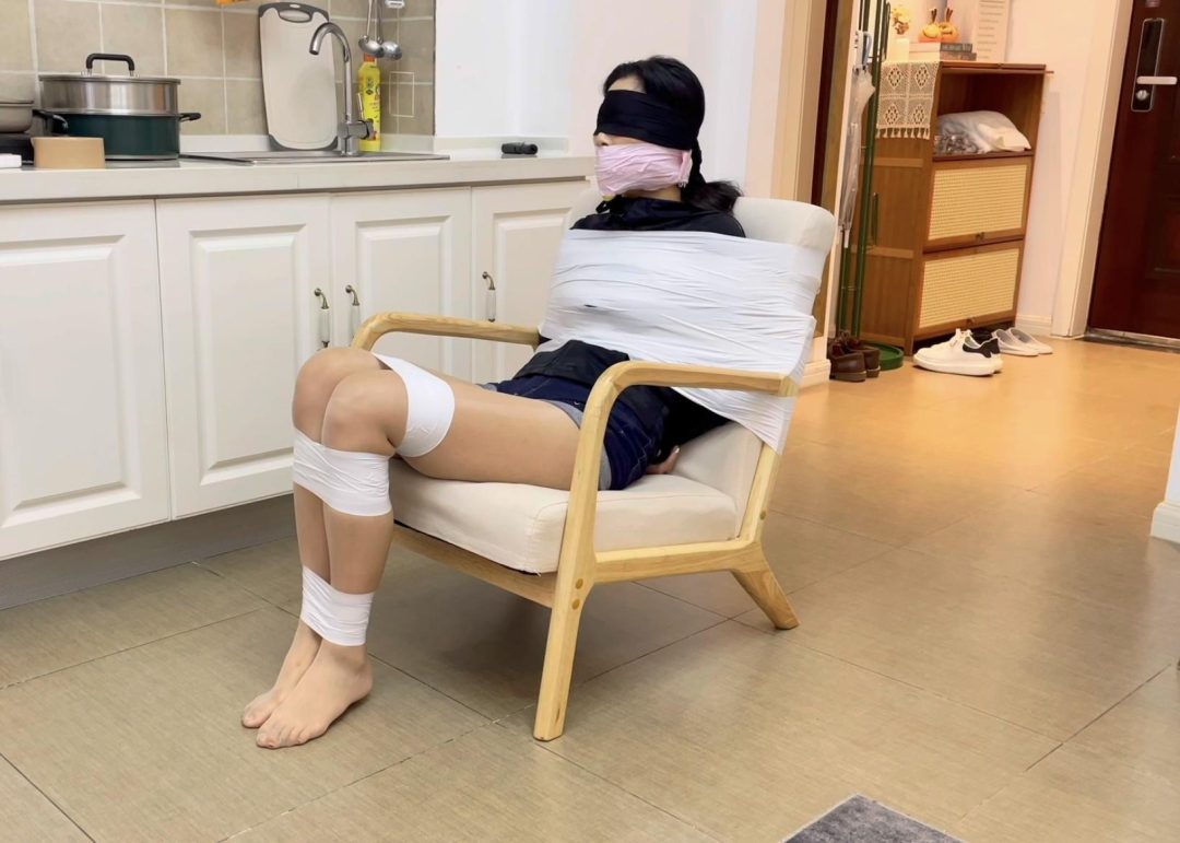 【小橙】【招模特】椅子上的白色胶带捆绑，4层胶带封嘴+丝袜蒙眼，多层封堵爱好者必看-12