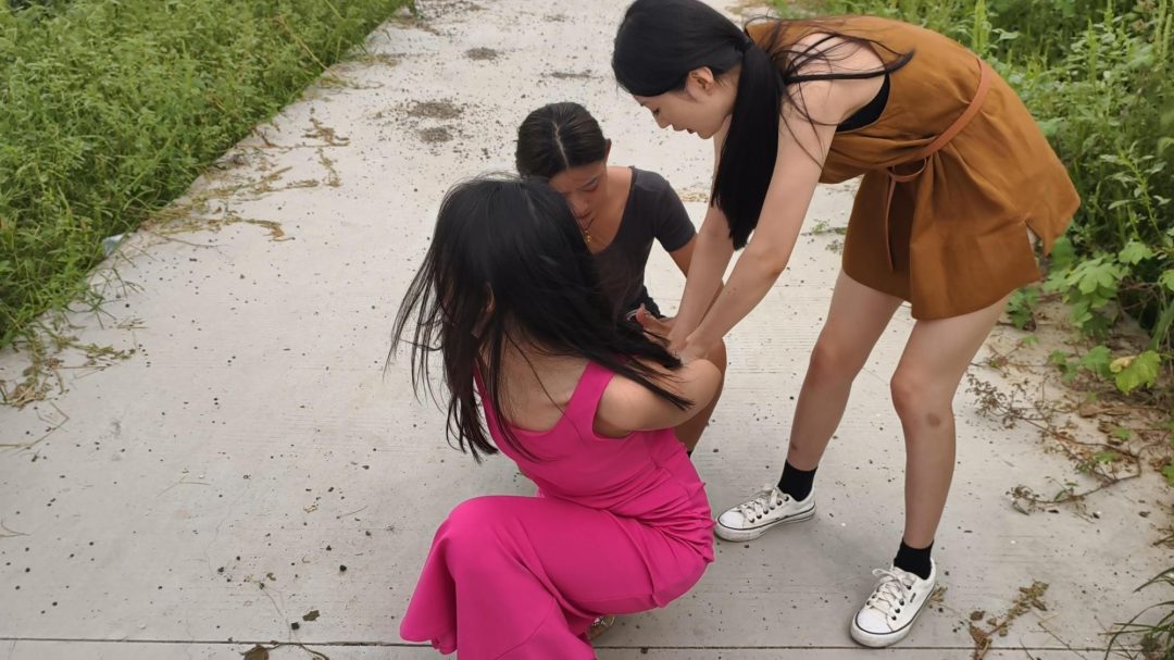 【鑫鑫工作室】王红梅平面模特被误抓为抢劫犯，她不断否认并要求换轻一点的脚链，但被告知只有交代清楚才能出去-1