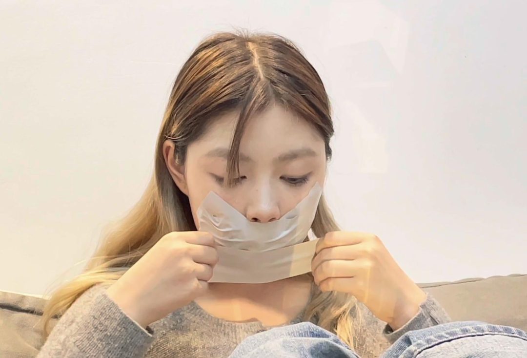 【小晗】小唅自己动手，3种胶带封嘴+脚部按摩，小唅笑起来的样子，很美-9