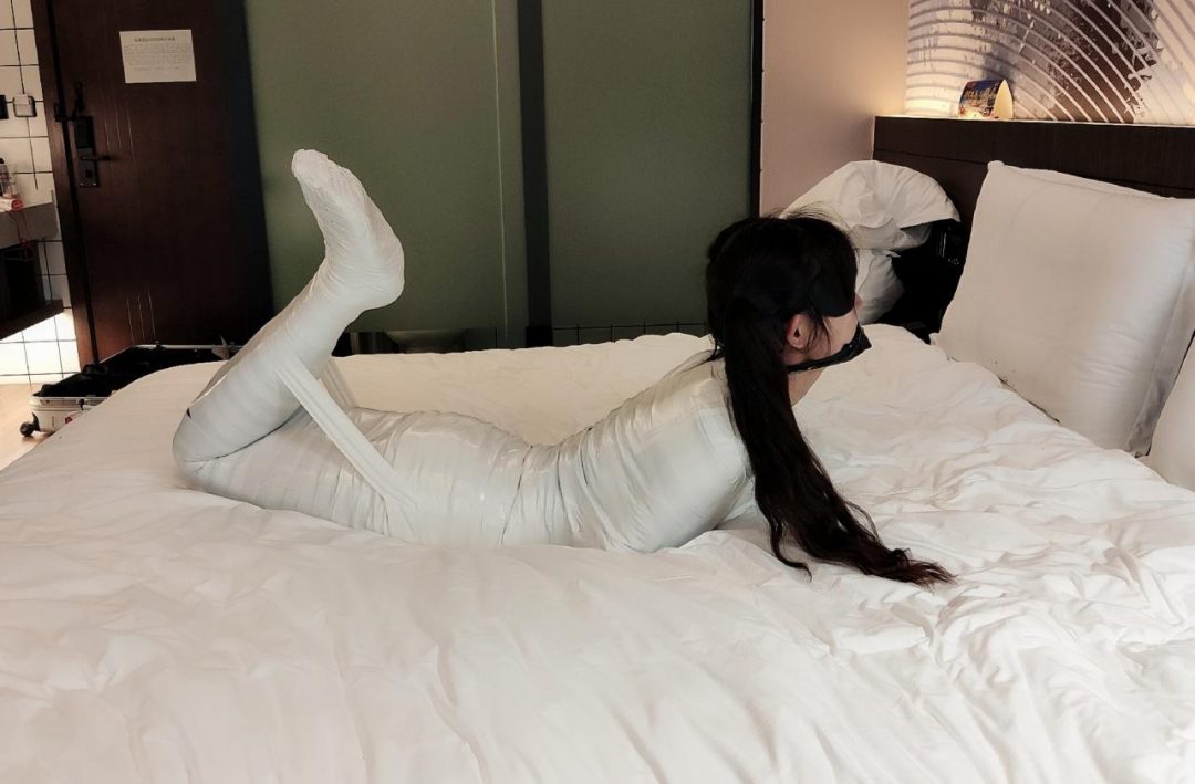 00后双马尾loli第一次体验全包木乃伊-3