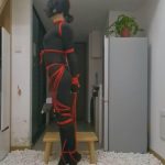 肛钩电击强制垫脚踩石子罚站
