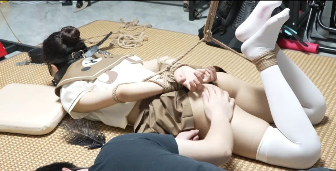 瑶瑶JK/猫爪白袜驷马半小时TK挠痒地狱！驷马/口枷+超长TK挠痒(超怕痒)+打屁屁SP/踩屁股，主人坐瑶瑶腿上问要不要挠脚心换成打屁股，瑶瑶挺倔就不换，笑得口水都流出来-4