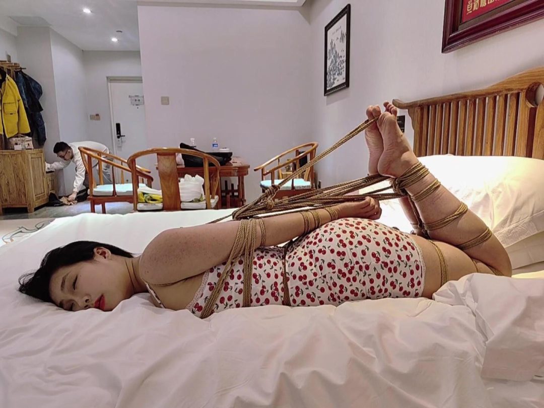 【一条】大胸妹一条红裙初试爆杀流紧缚-6