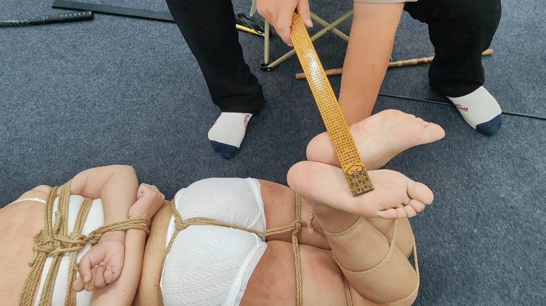 张涵工作室的初次体验，被重度sp，踩踏，惨叫连连-4