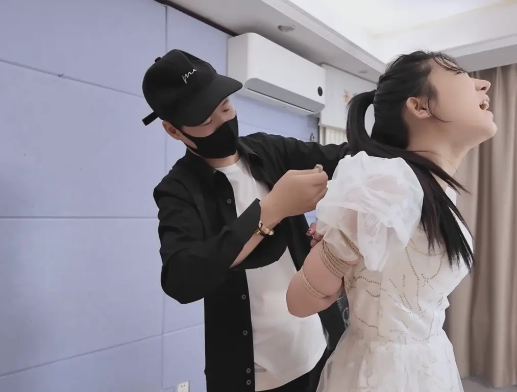 杨若琳白色礼服，五花紧缚逛店-7