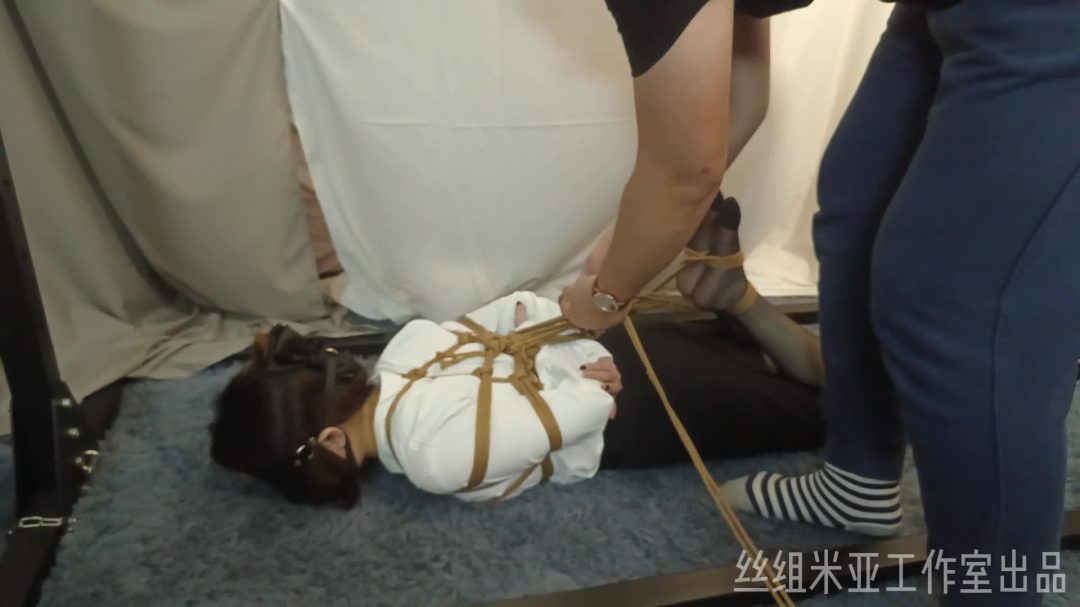 女职员没有完成老板的任务而遭受到驷马绑缚惩罚-3