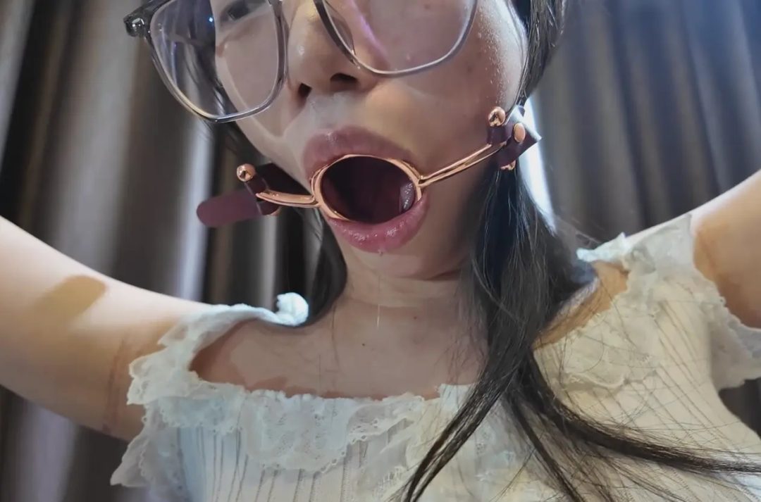 卢曼莹老虎凳各种堵嘴挠痒 牛仔裤 光腿光脚 堵嘴 口水 挠痒 挠脚心-7