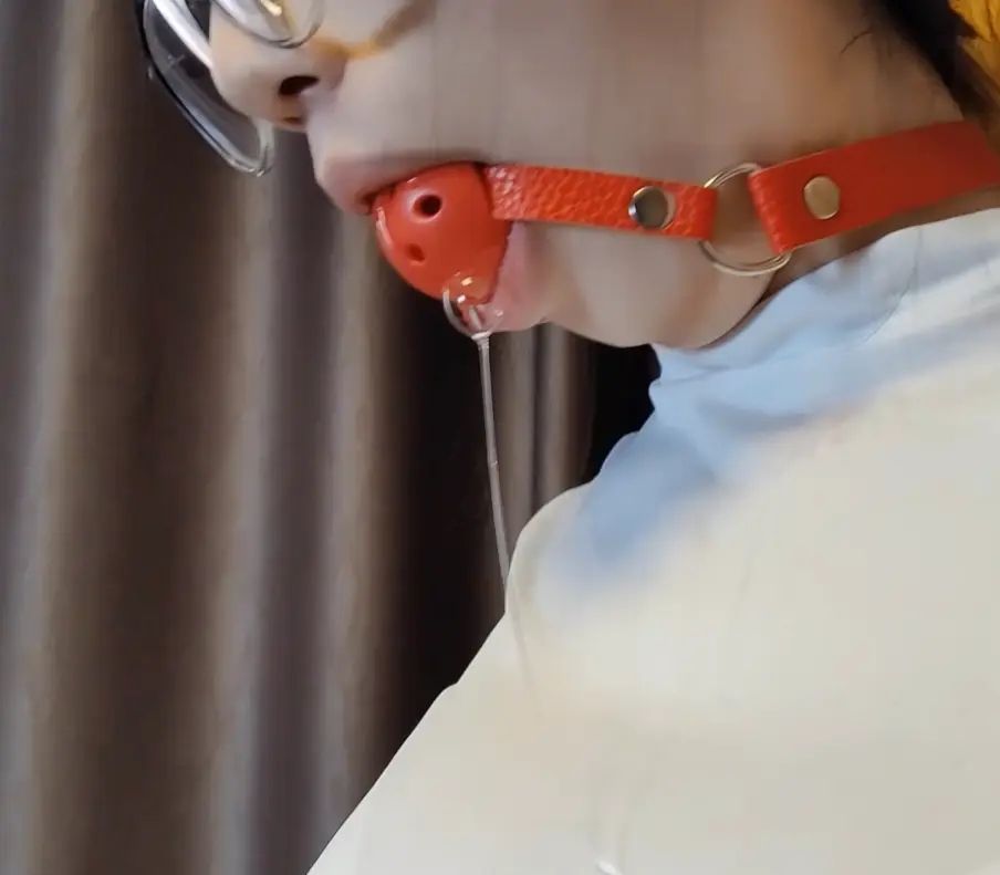 卢曼莹被手铐脚镣锁在柱子上-2