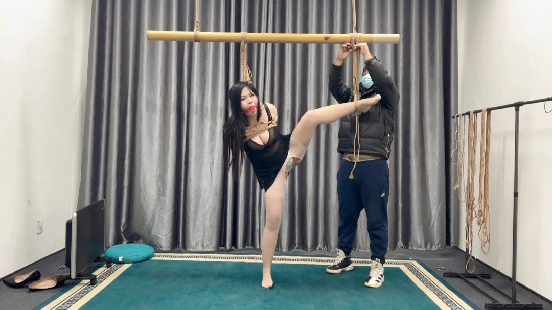 176成熟少妇换上黑色情趣勾引主人，把手吊起来，拿各种鞭子抽胸抽屁股，抽大腿，又被单腿吊起来，带上口球，最后绑成m腿，继续玩母狗，不断失禁-5
