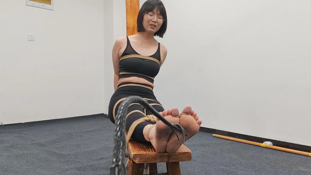 18岁女高小北来工作室定拍男绳师，体验捆绑老虎凳，中间夹杂着散鞭调情，各种工具tk,呻吟不断。-5
