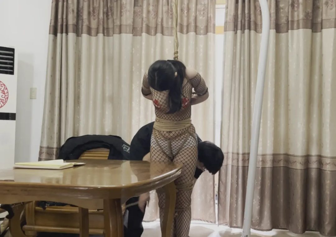 线下真实调教之超漂亮新m阿然渔网装+乳贴+水桶乳夹+口枷口水+股绳“旋转驷马”体验！-9