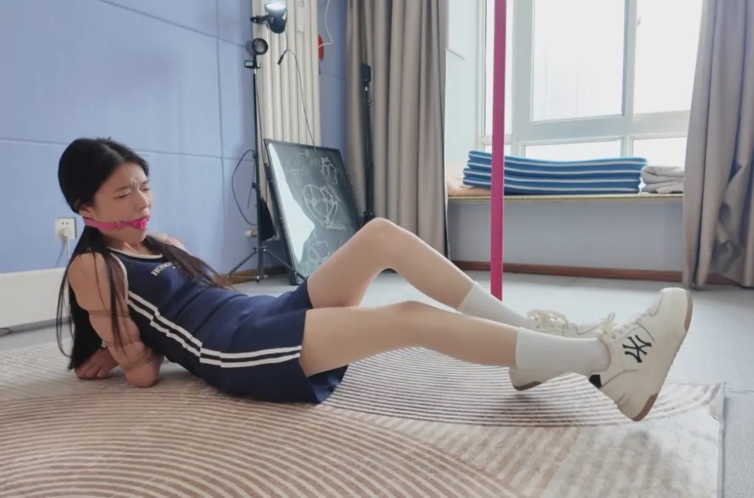 瘦弱的陈婧舒被捆绑挣扎-2