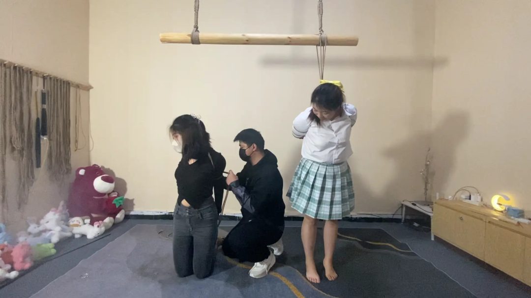 直臂与五花的双人挣扎，欢欢不断与男主皮，被收拾的泪眼婆娑，楚楚可怜，甚是动人-8