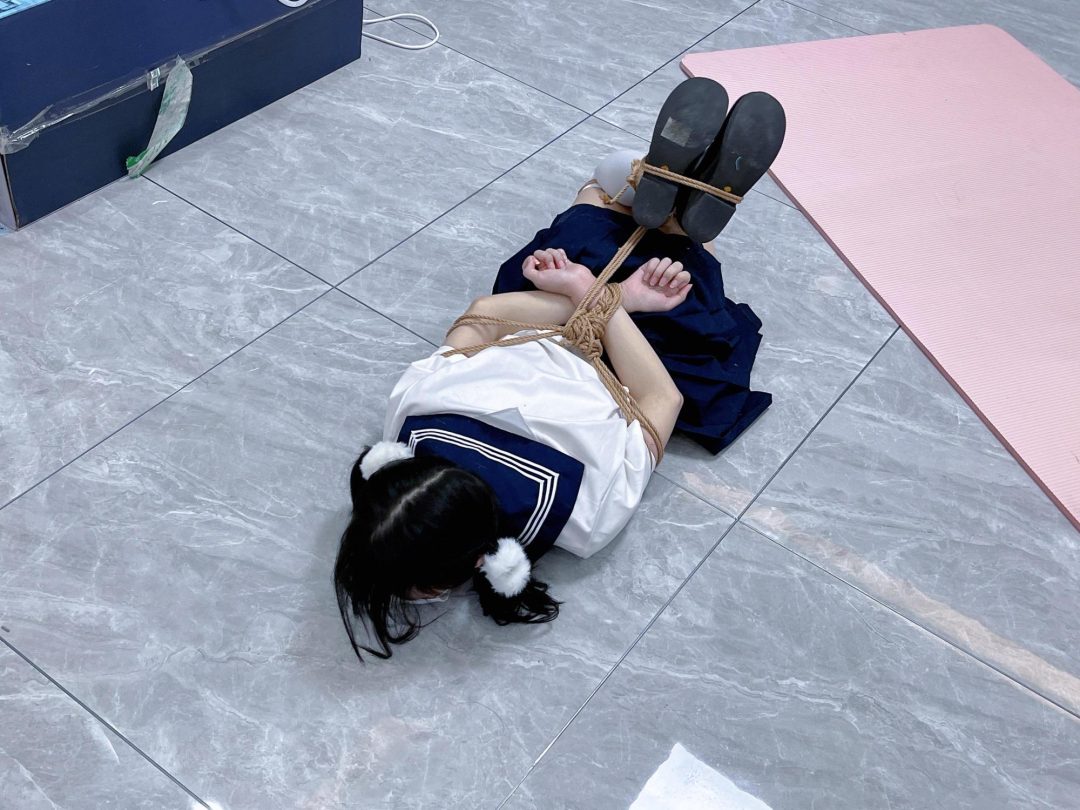 茶茶遇劫记4-白丝jk萝莉惨遭入室，少女能否逃出升天？【DID、绑架、挠痒、驷马、尝试逃脱、逼供】-11