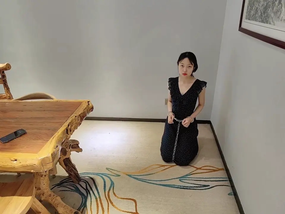 定拍《奴隶女友》第一集 反差女友带镣收拾屋子等主人男友回家 换装紧缚-7