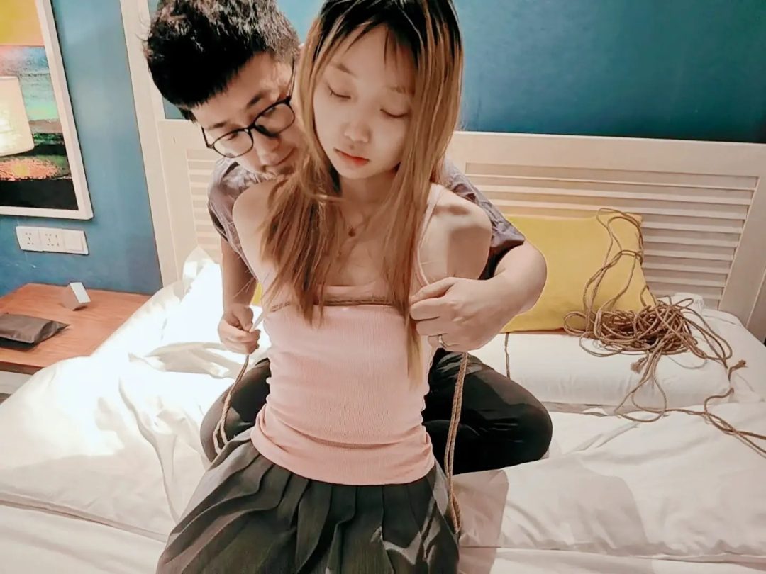 《粉嫩小钰黑丝紧缚勒 毙》跪缚直臂+SP+揉胸+玩弄+企求主人勒毙处决自己+真实绞腿反应-4