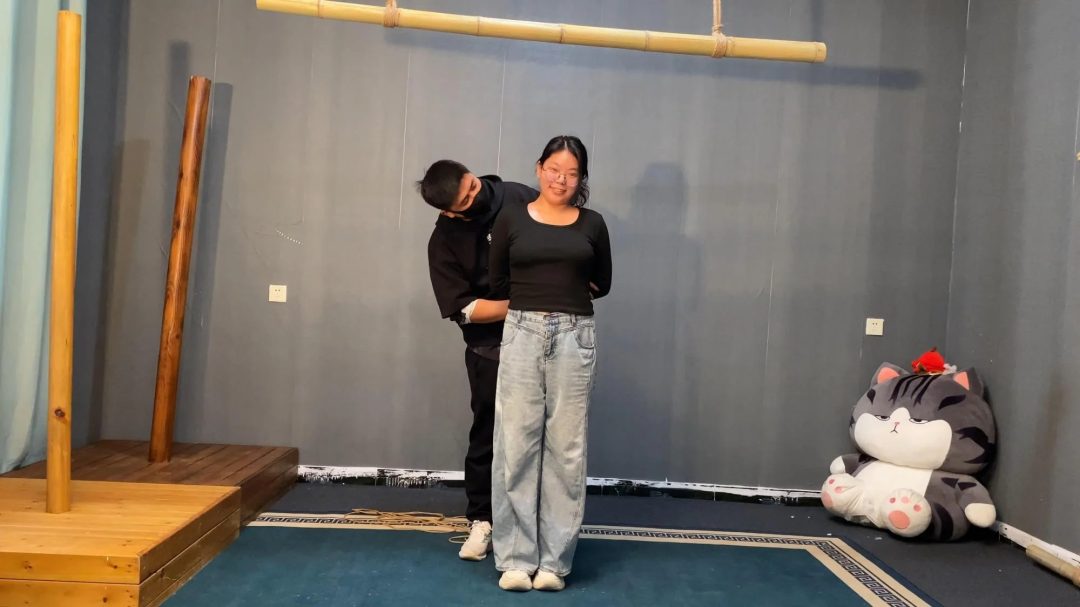 紫薇第一次来应聘模特 19岁大三在读学生妹，体验绳艺逐渐上头，进入状态，回学校路上五花大绑-2